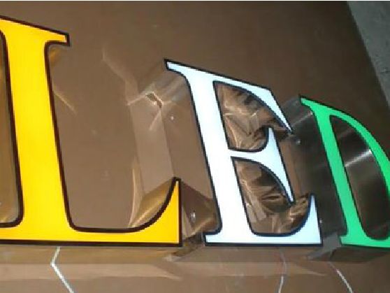太湖介绍LED招牌的基础知识。