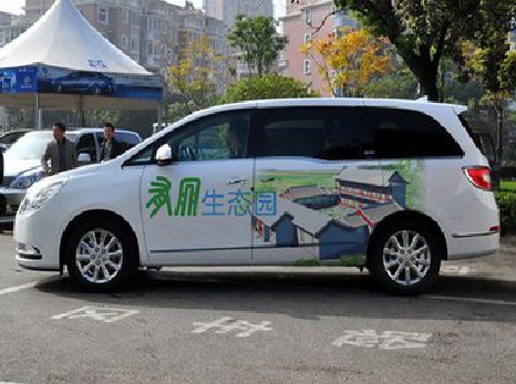 太湖户外车贴喷绘如何保持效果?